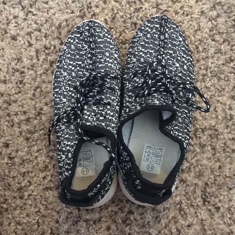 Tennis shoes 6.5